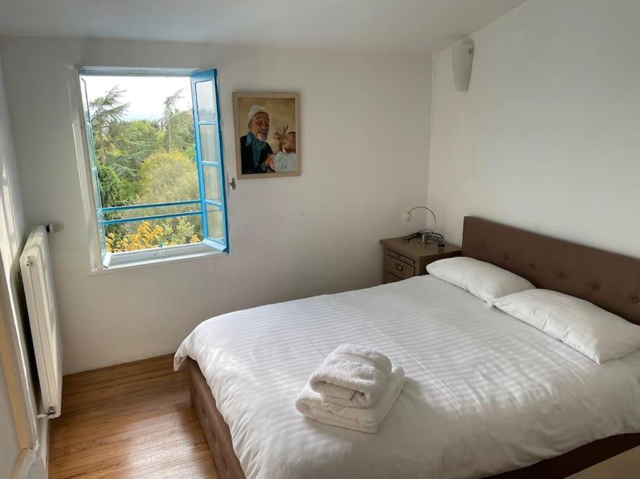 Rue Basse - Village House Overlooking The Pyrenees Montreal  ภายนอก รูปภาพ