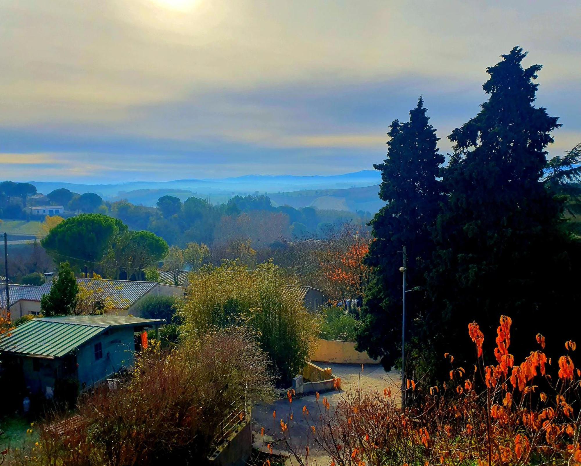 Rue Basse - Village House Overlooking The Pyrenees Montreal  ภายนอก รูปภาพ